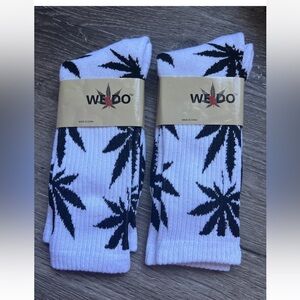 Men socks weedo leaves  men shoe size 10/13 socks. 2paies